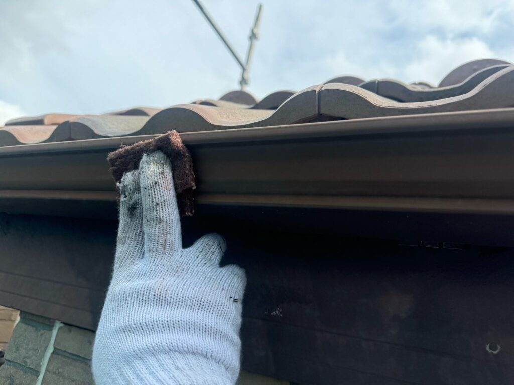 雨どい・鼻隠しケレン<br />
(ケレンとは、塗料との密着を良くするために、専用の道具にて細かい傷をつける下地調整です。)