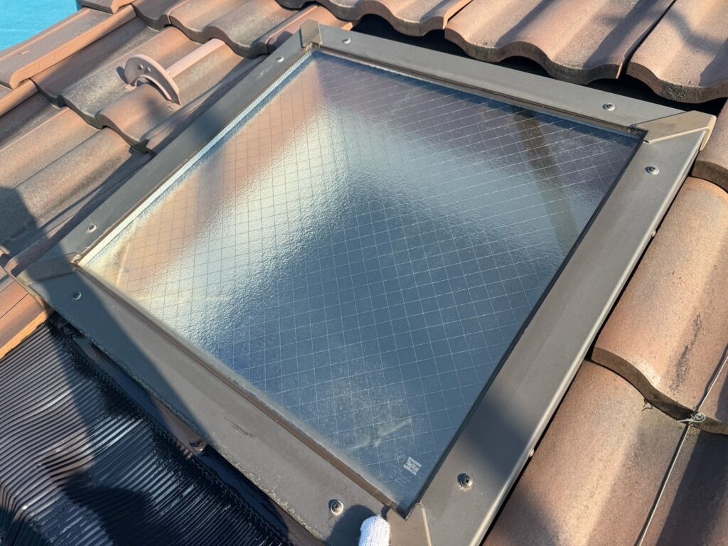 トップコートのガラス取り合い防水処理(完了)