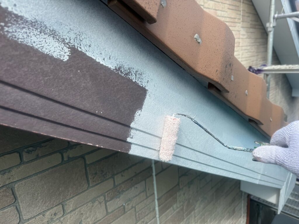 破風板下塗り1回目<br />
(弊社では、痛みやすい個所は専用の下塗りを塗って塗り回数を増やし、少しでも長持ちするような施工をしております。)