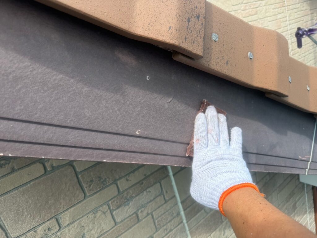 破風板ケレン<br />
(ケレンとは、塗料との密着を良くするために、専用の道具にて細かい傷をつける下地調整です。)