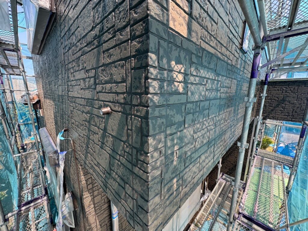 外壁上塗り<br />
(色:19-20B)<br />
特殊なローラーを使用して、柄をつけていきます。