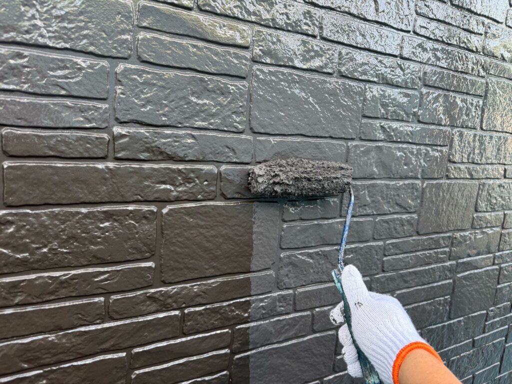 1階部:外壁中塗り<br />
(色:19-20B )