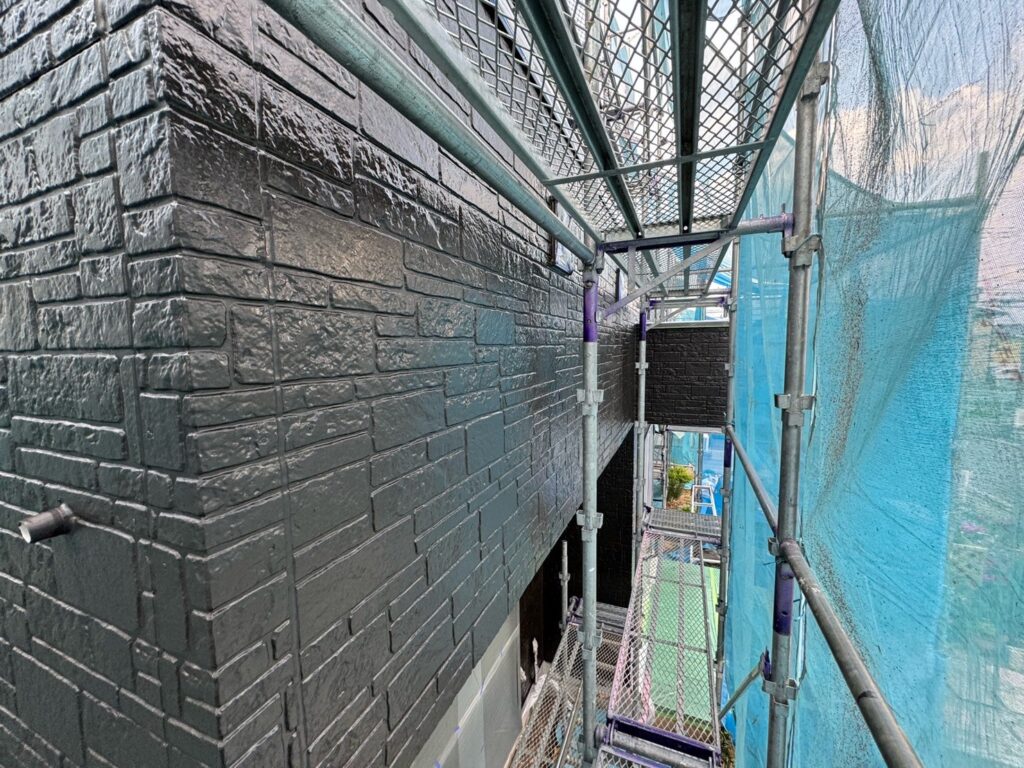 1階部:外壁中塗り<br />
(色:19-20B)