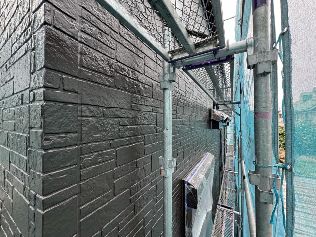 1階部:外壁下塗り(19-20B)<br />
着色バインダーという色がついた下塗り材料を使用しました。