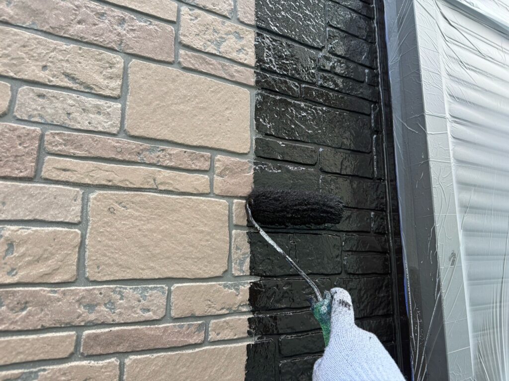 外壁下塗り(19-20B)<br />
着色バインダーという色がついた下塗り材料を使用しました。