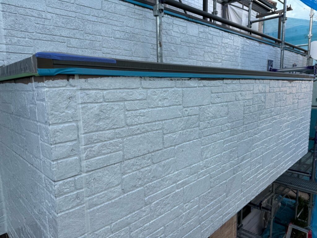 外壁剝がれ部、強化シーラー塗布<br />
(先行下塗り)<br />