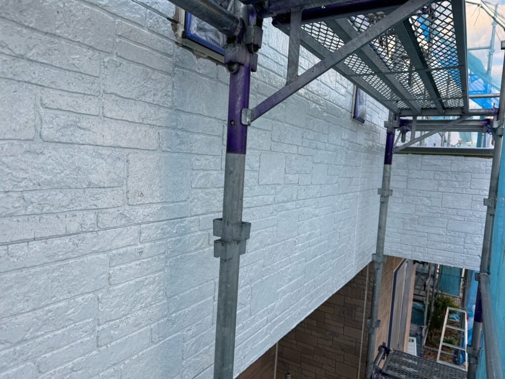 外壁剝がれ部、強化シーラー塗布<br />
(先行下塗り)<br />