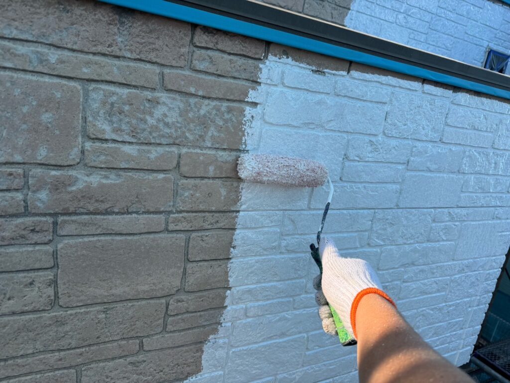 外壁剝がれ部、強化シーラー塗布<br />
(先行下塗り)<br />