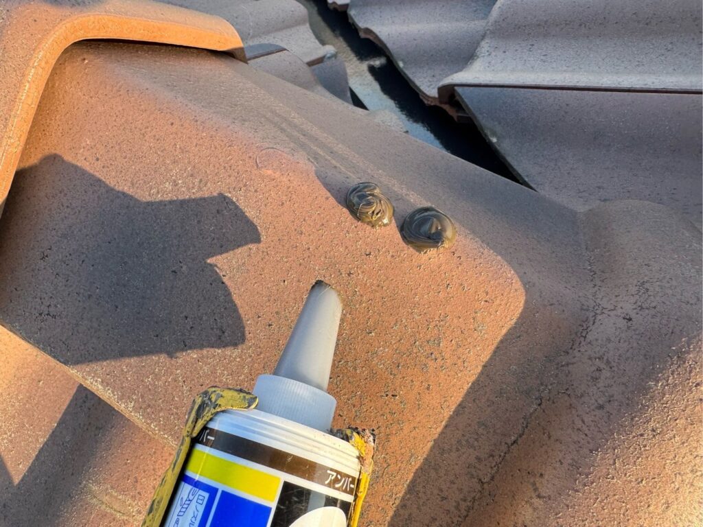 釘がでてこないように、コーキングにて頭止め・防水処理を行いました。