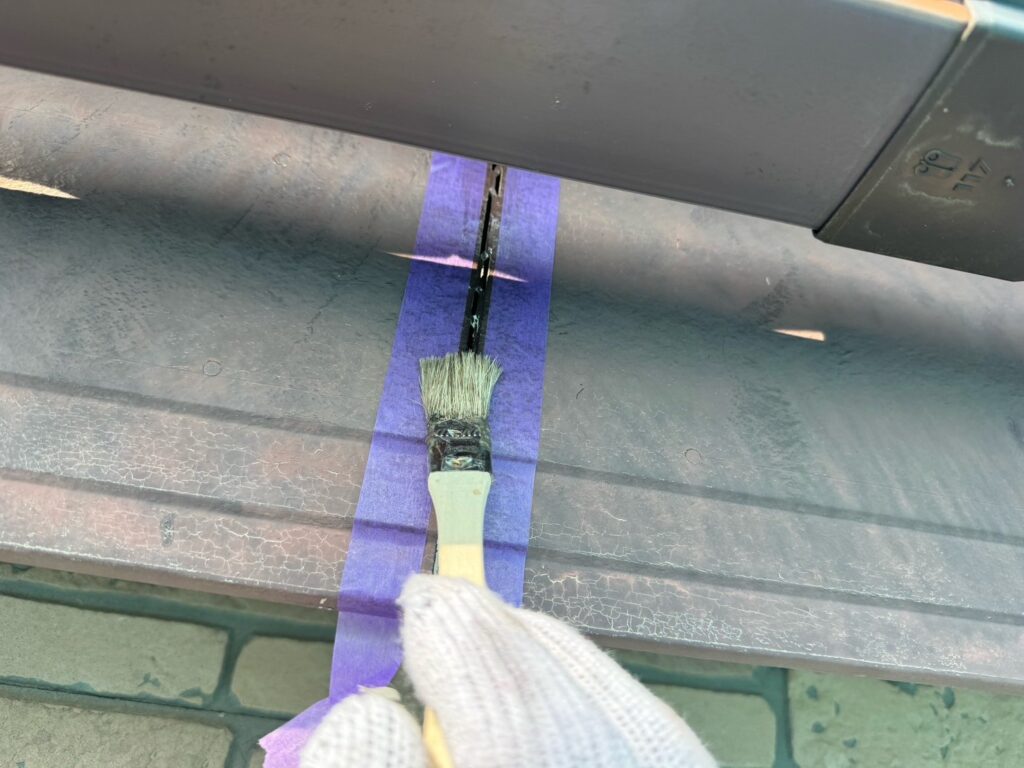 鼻隠し:プライマー塗布<br />
(外壁とコーキングを密着させる為の接着剤です。とても重要な工程です。)