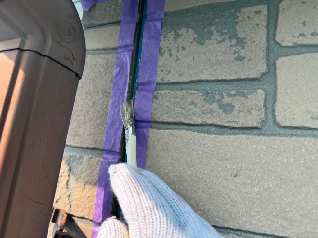 プライマー塗布<br />
(外壁とコーキングを密着させる為の接着剤です。とても重要な工程です。)