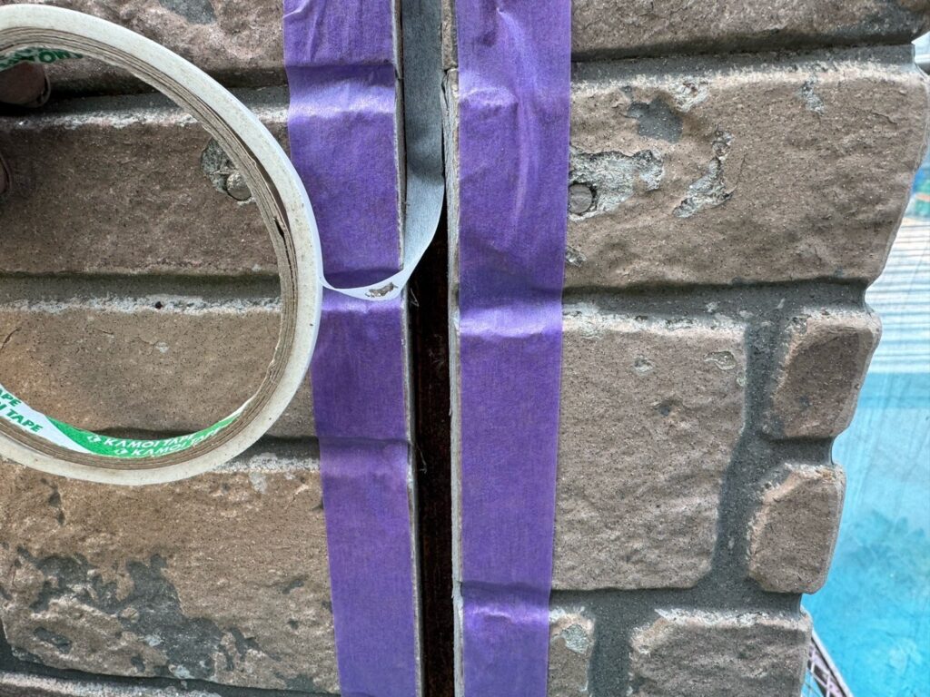 ボンドブレーカー取り付け<br />
(3面接着にならないようにボンドブレーカーを取り付けました。とても重要な工程です。)