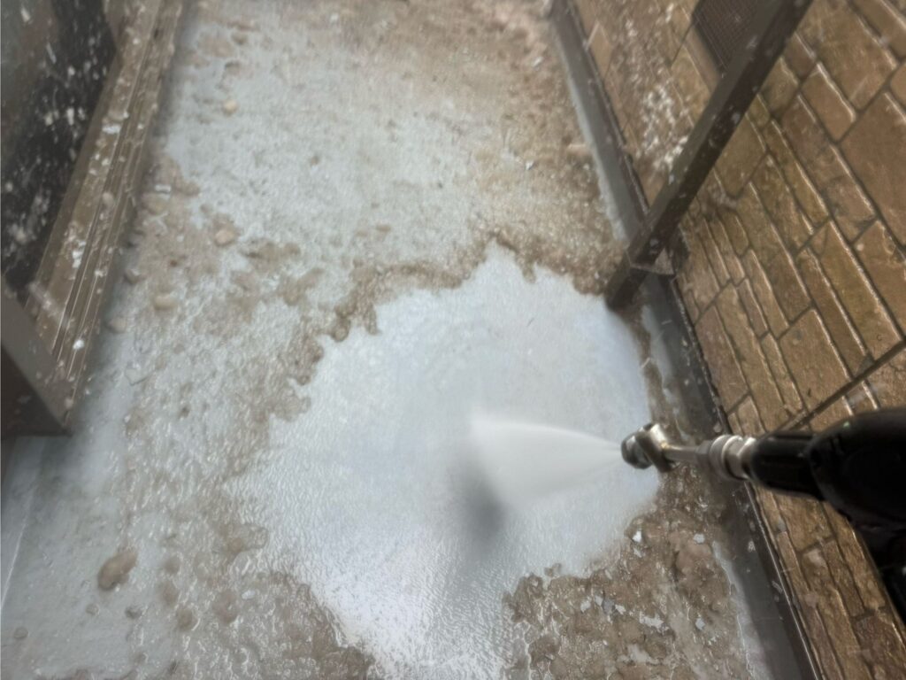 ベランダ:高圧洗浄<br />
(表面の汚れをしっかりと落としました。)