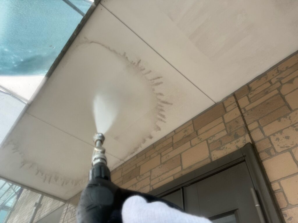 外壁:高圧洗浄<br />
(表面の汚れをしっかりと落としました。)