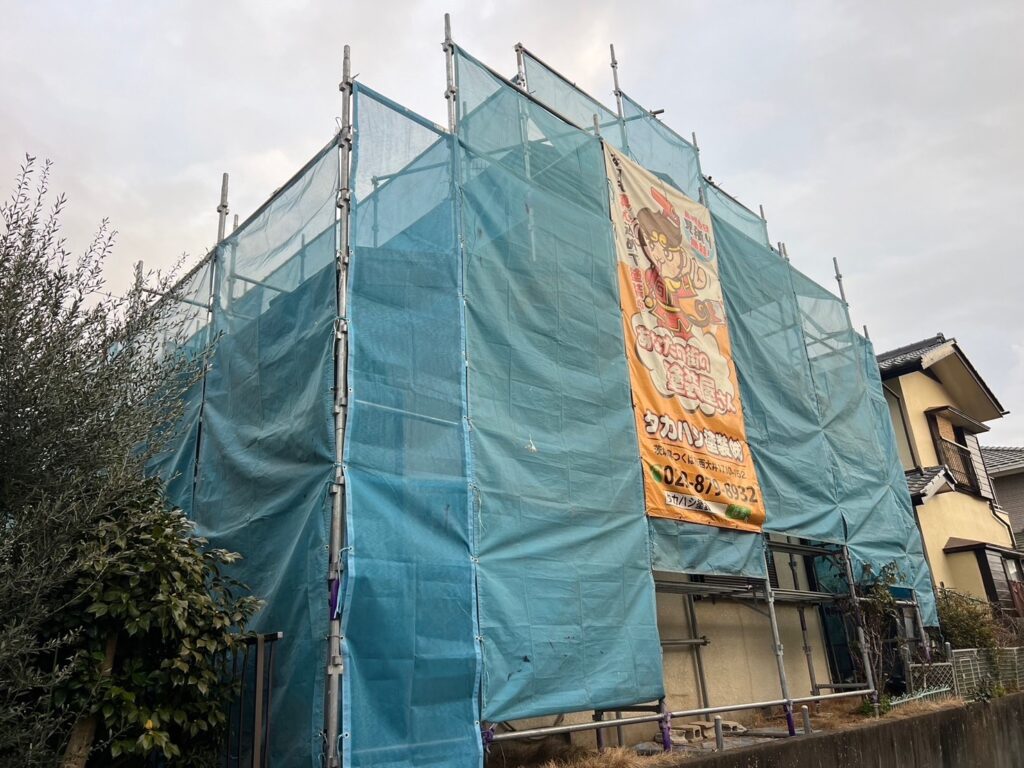 足場組立<br />
(飛散防止シートもしっかりと設置しました。)