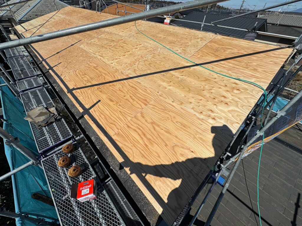 構造用合板貼り付け<br />
(大屋根)<br />
※既存の屋根がフカフカしていた為、下地を補強するために、構造用合板の増し貼りを行いました。<br />