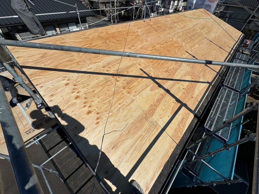 構造用合板貼り付け<br />
(大屋根)<br />
※既存の屋根がフカフカしていた為、下地を補強するために、構造用合板の増し貼りを行いました。<br />
