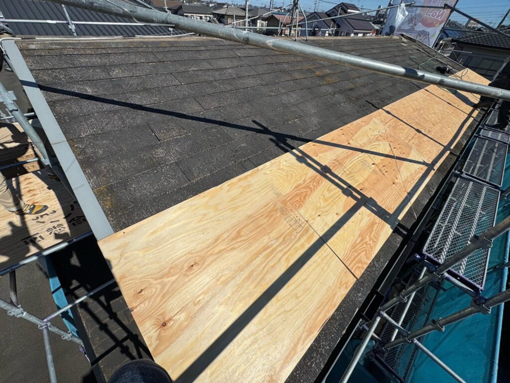 構造用合板貼り付け<br />
(大屋根)<br />
※既存の屋根がフカフカしていた為、下地を補強するために、構造用合板の増し貼りを行いました。<br />