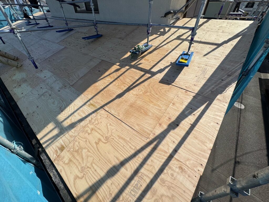 構造用合板貼り付け<br />
(下屋根)<br />
※既存の屋根がフカフカしていた為、下地を補強するために、構造用合板の増し貼りを行いました。<br />