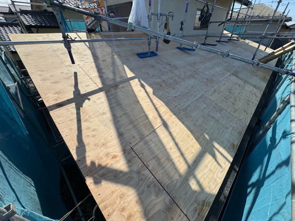 構造用合板貼り付け<br />
(下屋根)<br />
※既存の屋根がフカフカしていた為、下地を補強するために、構造用合板の増し貼りを行いました。<br />