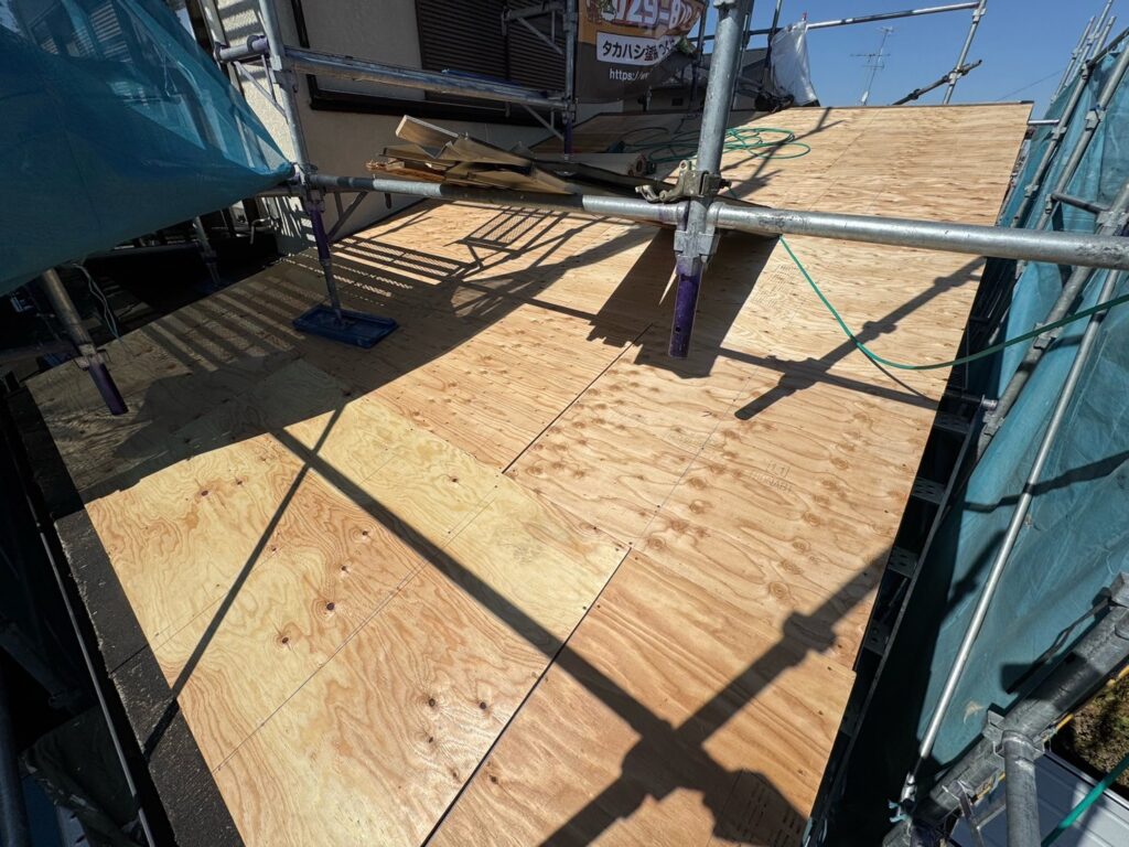 構造用合板貼り付け<br />
(下屋根)<br />
※既存の屋根がフカフカしていた為、下地を補強するために、構造用合板の増し貼りを行いました。<br />