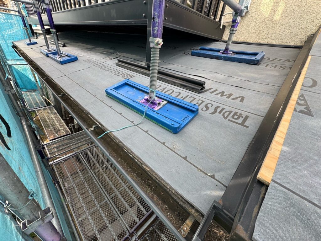 防水シート取り付け(下屋根)<br />
(ビスを使用しない、粘着タイプを使用しました。)<br />
※防水シートは雨漏れを防ぐための重要な役割です。