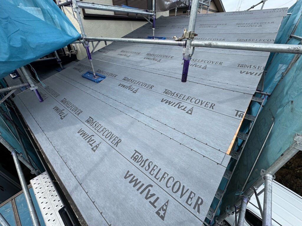 防水シート取り付け(下屋根)<br />
(ビスを使用しない、粘着タイプを使用しました。)<br />
※防水シートは雨漏れを防ぐための重要な役割です。