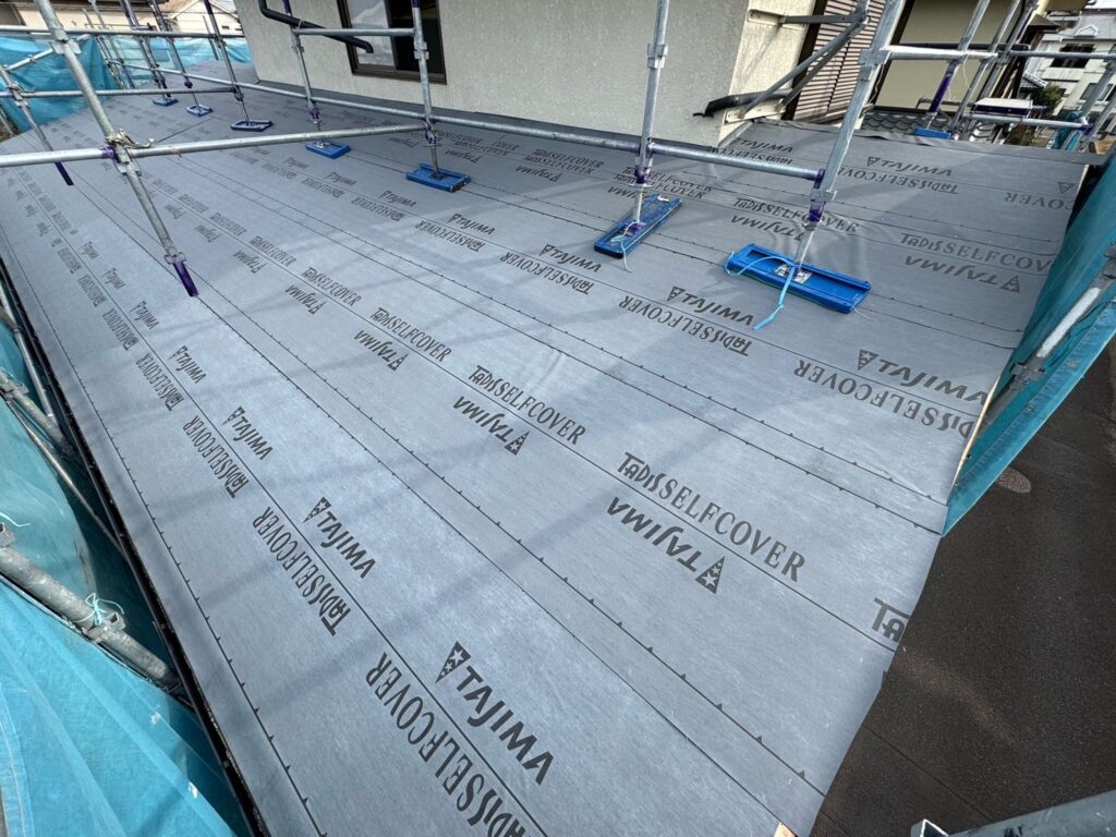 防水シート取り付け(下屋根)<br />
(ビスを使用しない、粘着タイプを使用しました。)<br />
※防水シートは雨漏れを防ぐための重要な役割です。