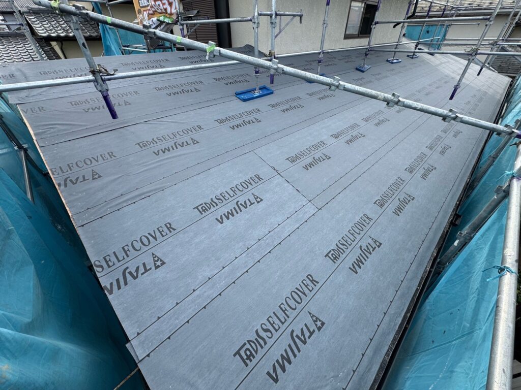 防水シート取り付け(下屋根)<br />
(ビスを使用しない、粘着タイプを使用しました。)<br />
※防水シートは雨漏れを防ぐための重要な役割です。