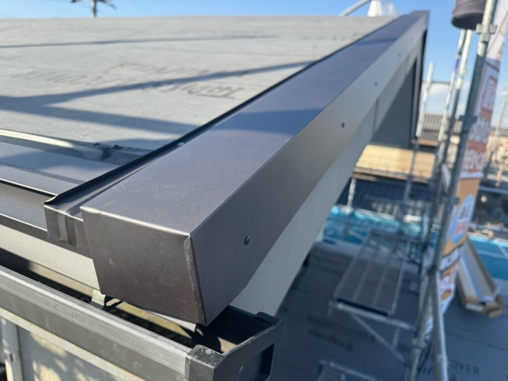 ケラバ板金取り付け<br />
(破風板のところにつける金物です。)