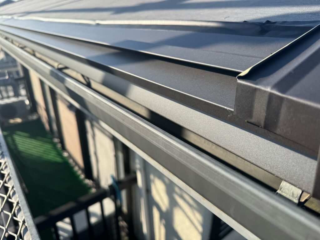 セットバックスターター取り付け<br />
(屋根カバー工法の際に一番最初に取り付ける金物になります。)