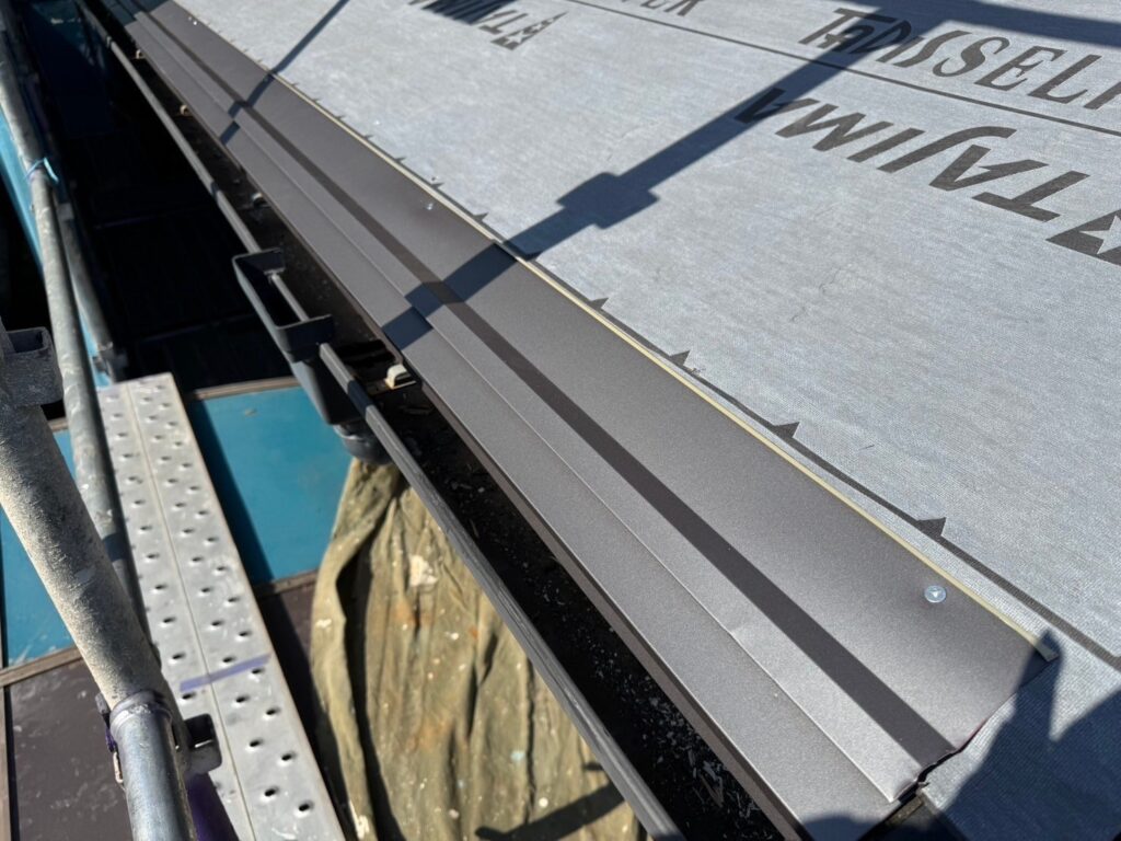 セットバックスターター取り付け<br />
(屋根カバー工法の際に一番最初に取り付ける金物になります。)