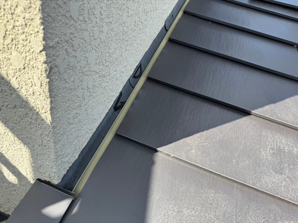 雨押さえ取り付け(下屋根)<br />
(外壁と屋根の取り合い部分を雨押さえと言います。こちらも雨漏れリスクが高い為、雨仕舞をしっかりと行いました。)