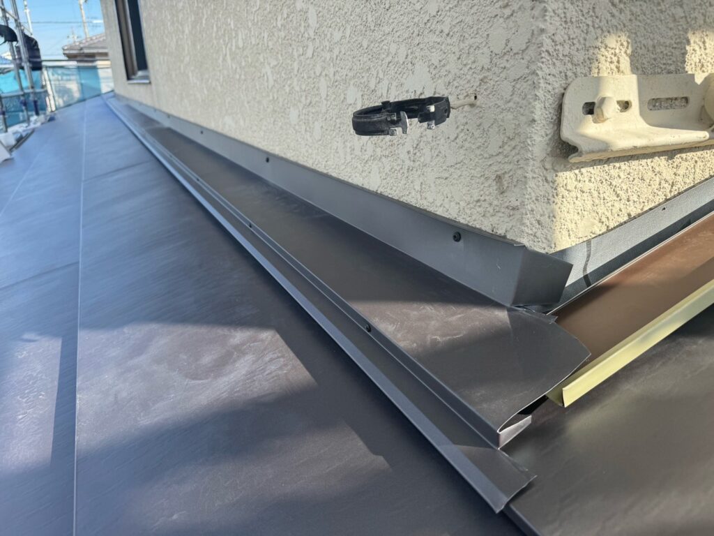 雨押さえ取り付け(下屋根)<br />
(外壁と屋根の取り合い部分を雨押さえと言います。こちらも雨漏れリスクが高い為、雨仕舞をしっかりと行いました。)