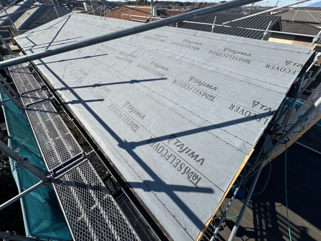 防水シート取り付け(大屋根)<br />
(ビスを使用しない、粘着タイプを使用しました。)<br />
※防水シートは雨漏れを防ぐための重要な役割です。