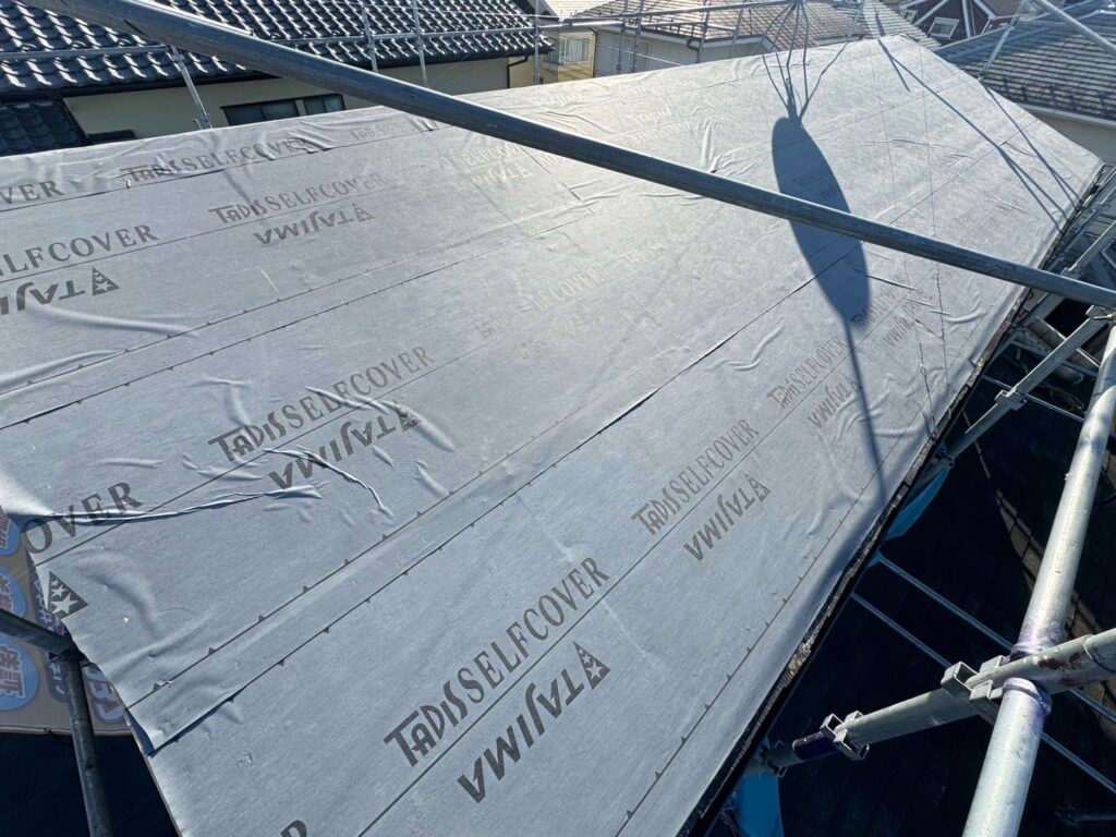 防水シート取り付け(大屋根)<br />
(ビスを使用しない、粘着タイプを使用しました。)<br />
※防水シートは雨漏れを防ぐための重要な役割です。