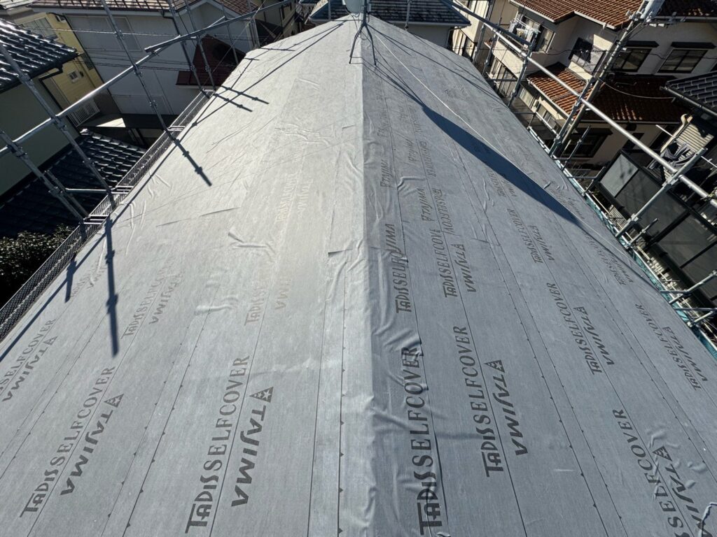 防水シート取り付け(大屋根)<br />
(ビスを使用しない、粘着タイプを使用しました。)<br />
※防水シートは雨漏れを防ぐための重要な役割です。