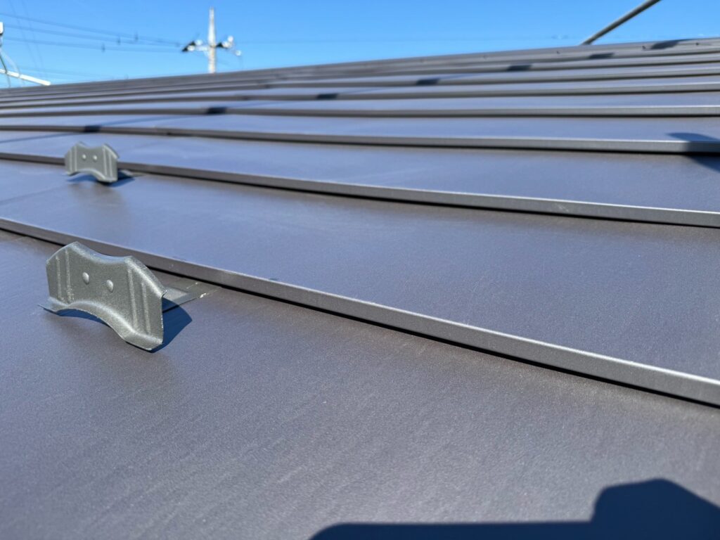 施工完了:大屋根<br />
横暖ルーフasは17mmの厚みがありますので、厚みが出て高級感がでますね✨