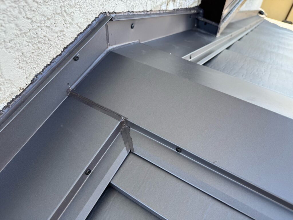 雨押さえ上端コーキング処理<br />
(雨が入らないようにコーキングを打ちました。)