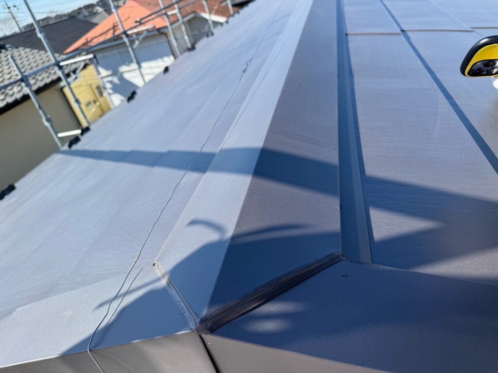 金属下地を取り付け後、棟板金の取り付けを行いました。<br />
(棟包とも言います。)