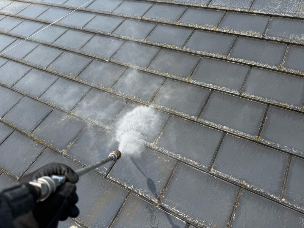 屋根：高圧洗浄<br />
表面のコケやカビをしっかり落としました。