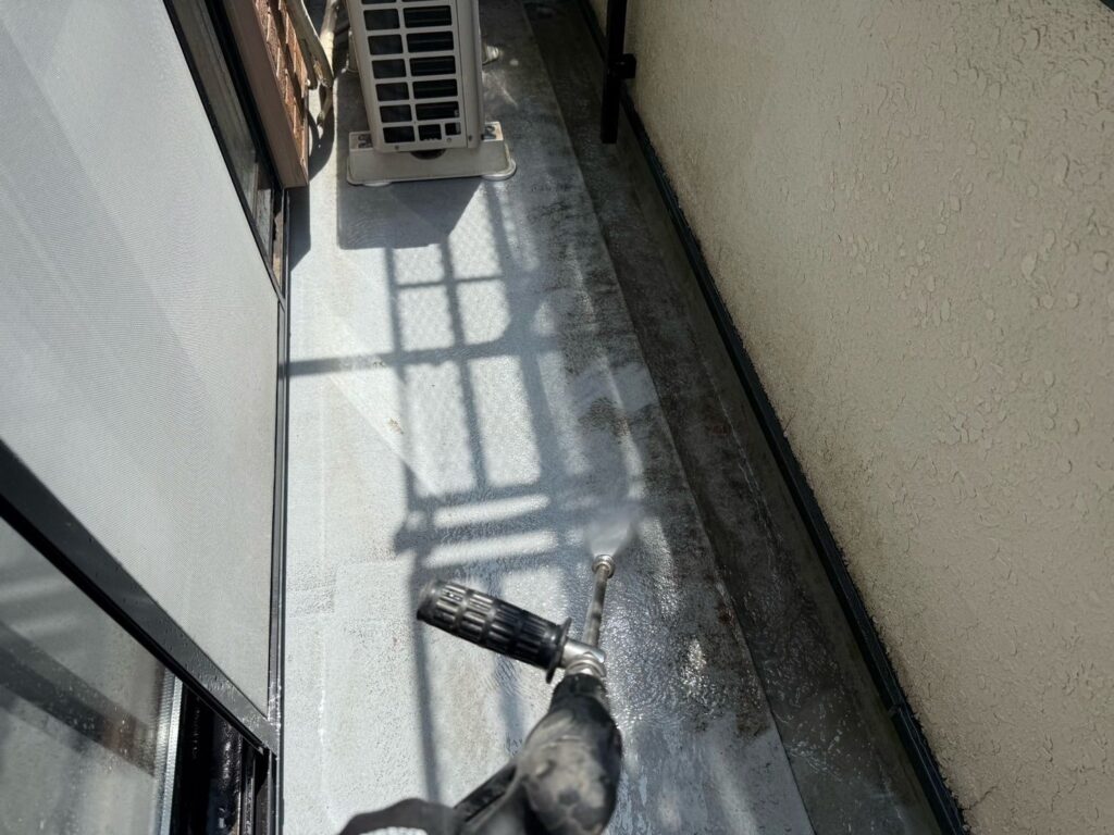 外壁：高圧洗浄<br />
表面のコケやカビをしっかりと落としました。