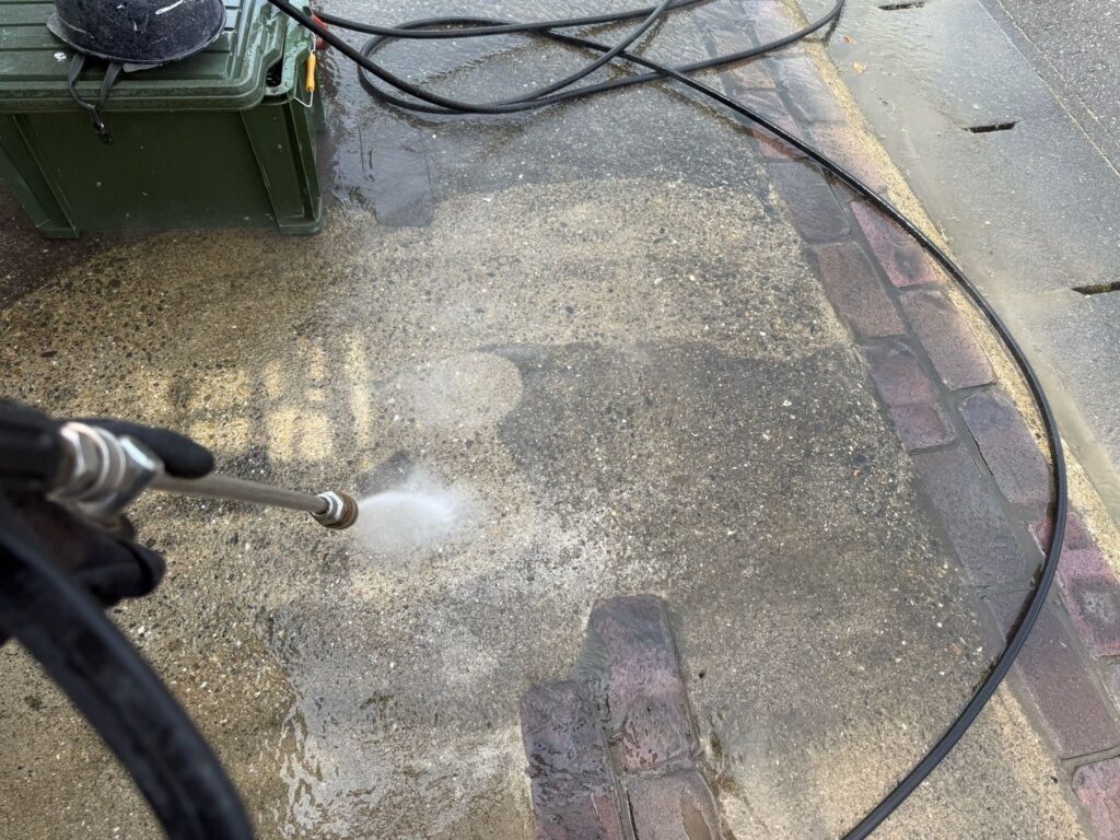 土間コンクリート：高圧洗浄<br />
