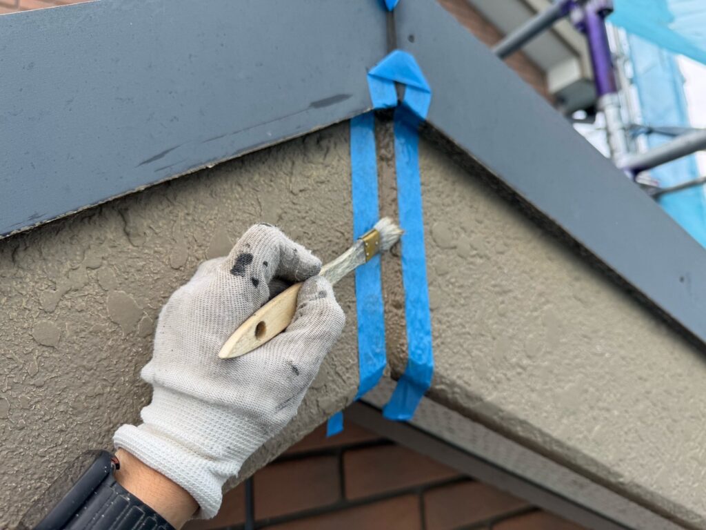 破風板繋ぎ目：プライマー塗布<br />
（コーキングを密着させる為の接着剤です。）