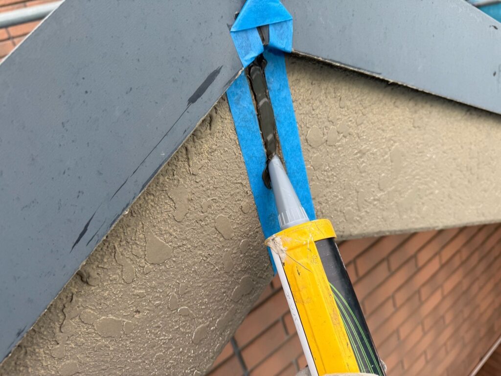 破風板繋ぎ目：コーキング打ち込み