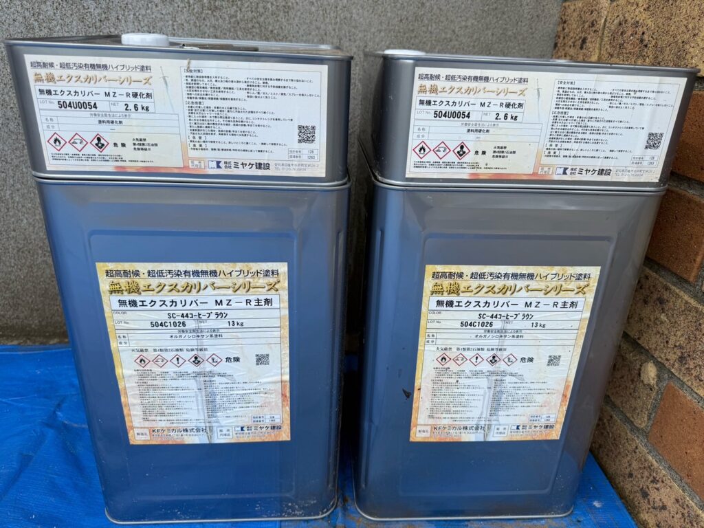 使用材料<br />
→屋根上塗り材料<br />
（油性2液無機塗料）