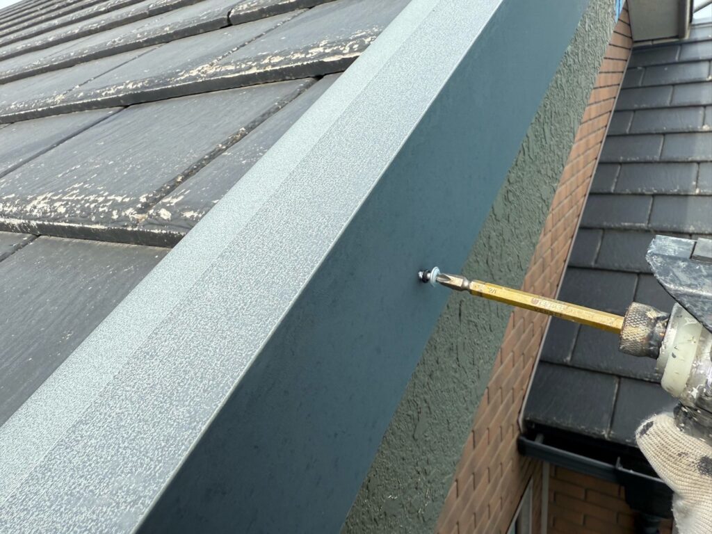 屋根：下地補修<br />
※ケラバ板金の釘が抜けていたところに、新しくパッキン付きのビスにて補修をしました。これで板金が飛ばされる心配はありません。