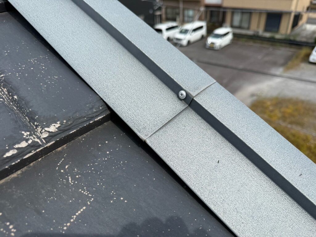 屋根：下地補修<br />
※ケラバ板金の釘が抜けていたところに、新しくパッキン付きのビスにて補修をしました。これで板金が飛ばされる心配はありません。