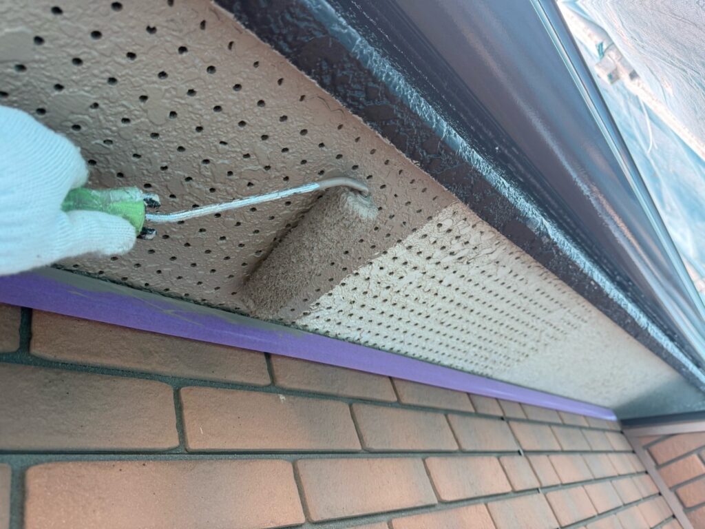 軒天中塗り<br />
（ベイジュ色仕上げ）