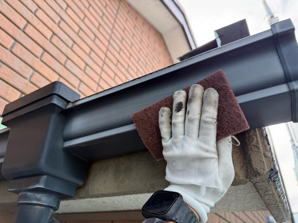 雨樋・鼻隠しケレン<br />
（ケレンとは、塗料との密着を良くするために、専用の道具で細かい傷をつける下地調整です。）